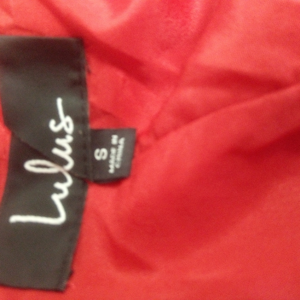 🆕 Lulu's💕Wrap dress 👗 Size 2-4 Small 🌹color beautiful red💄Stunning dress on - Picture 7 of 9